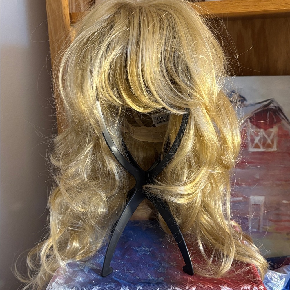 Troika International blonde wig